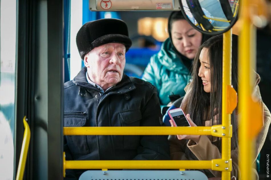 Пенсионерам можно выходить. Пенсионеры в автобусе. Пожилые люди в общественном транспорте. Люди в автобусе. Транспорт для пожилых людей.