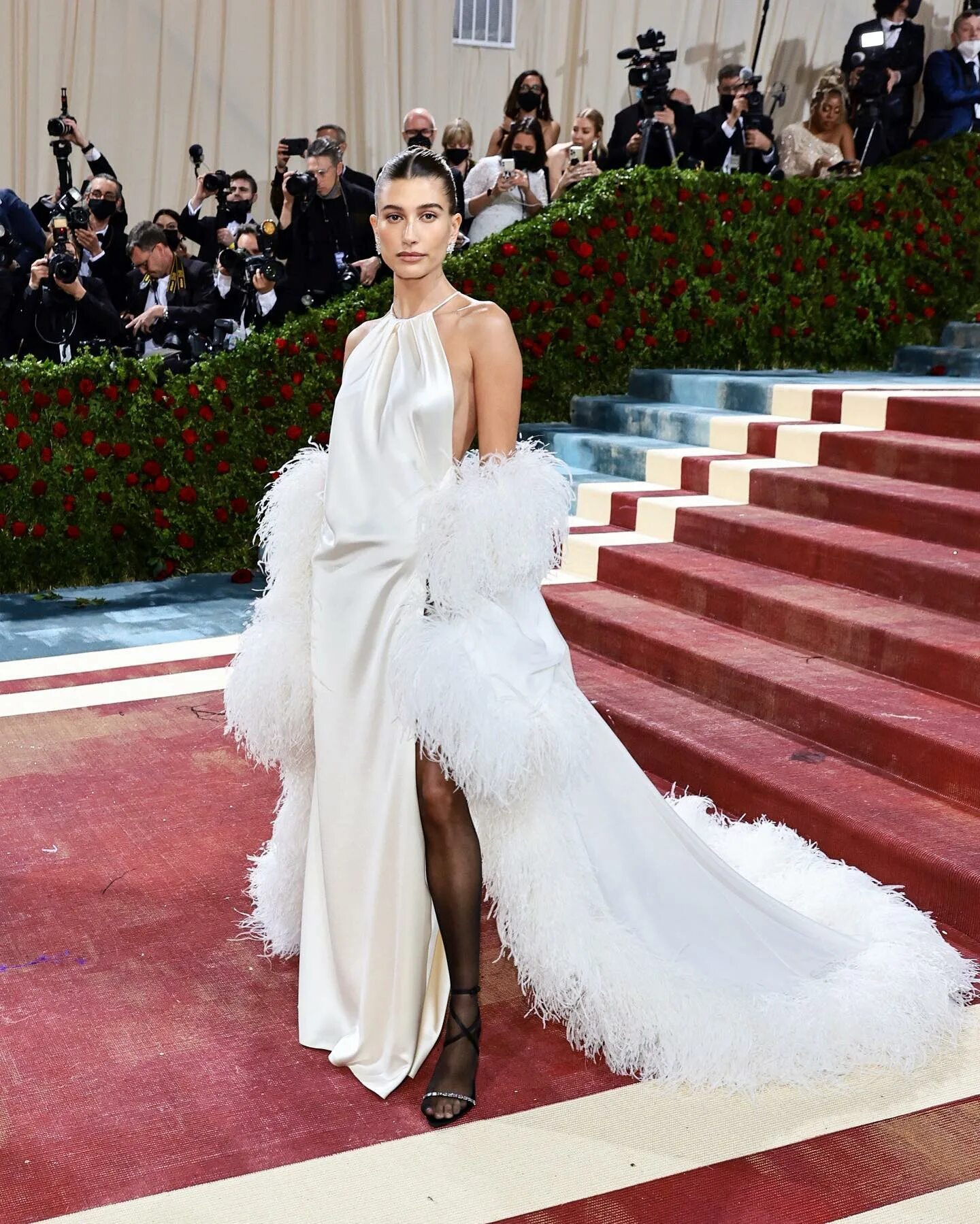 Что такое met gala. Образ хейли бибер на met gala 2022. хейли бибер метгала 2022.
