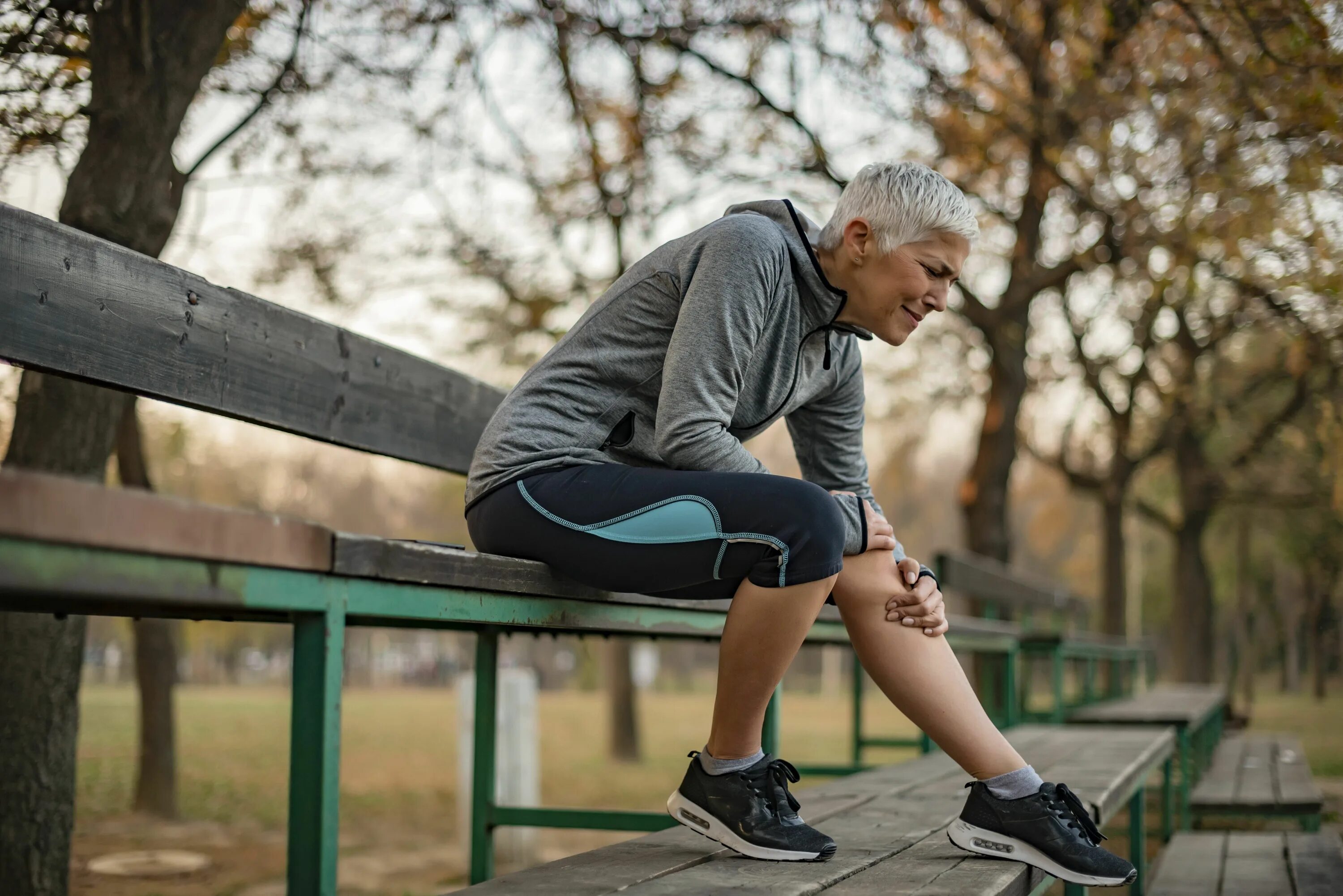 Погода слабость. Old man Knee Pain. Слишком резкая фотография. Олд Легс. Слабость в саду фото.