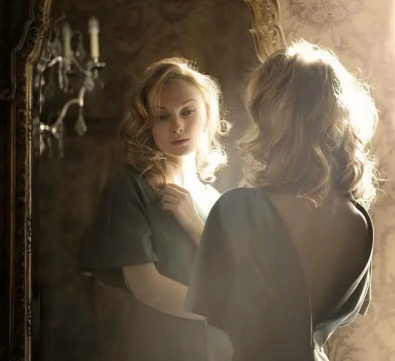 В зеркале старее видеть. Девушка в отражении зеркала. Отражение в зеркале. Женщина передхеркалом. Бесушка перед зеркалом.