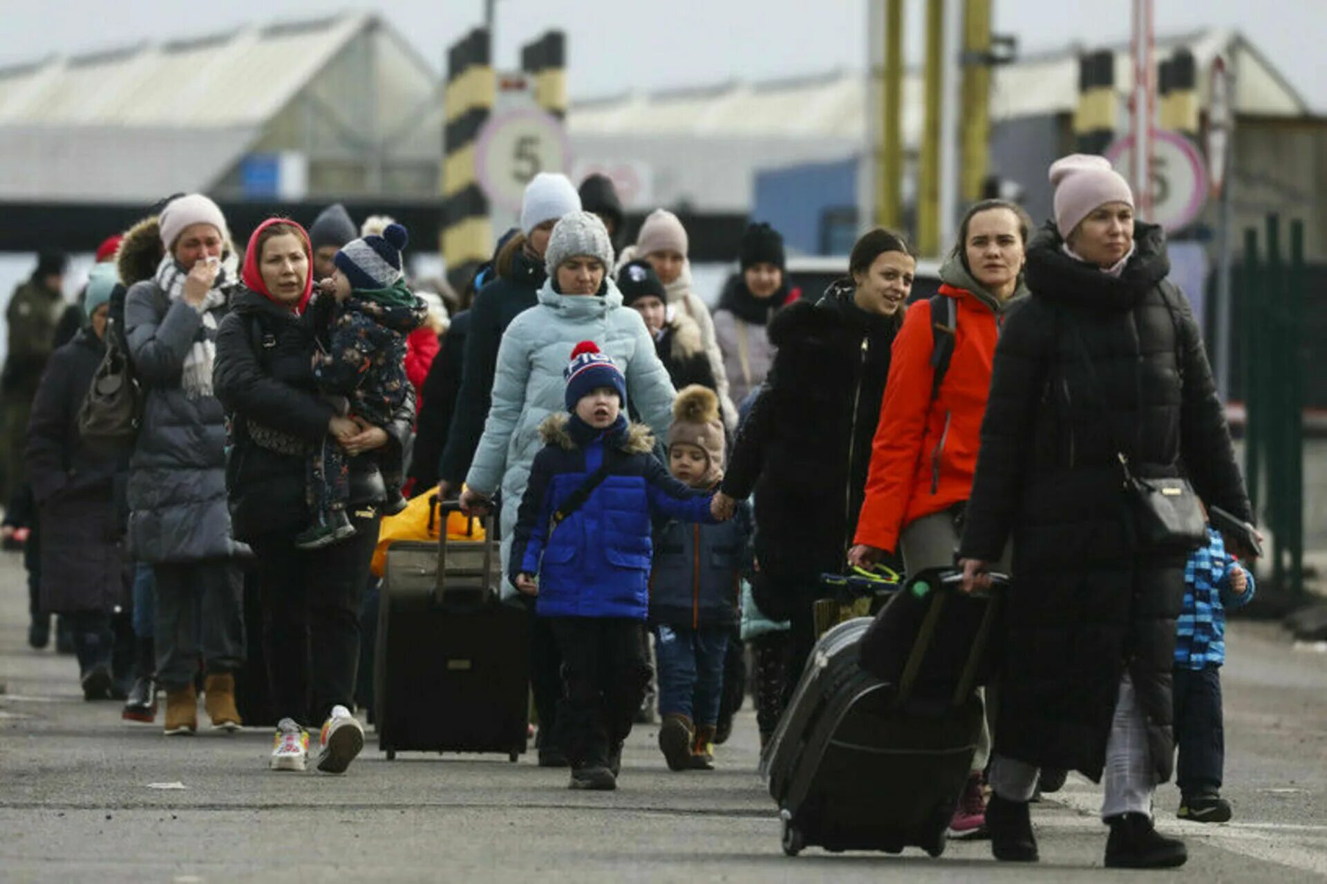 Украинские беженцы в России 2022. Беженцы из Украины в Россию 2022. Беженцы с Украины в России Россия. Украинские беженцы с детьми в Европе.