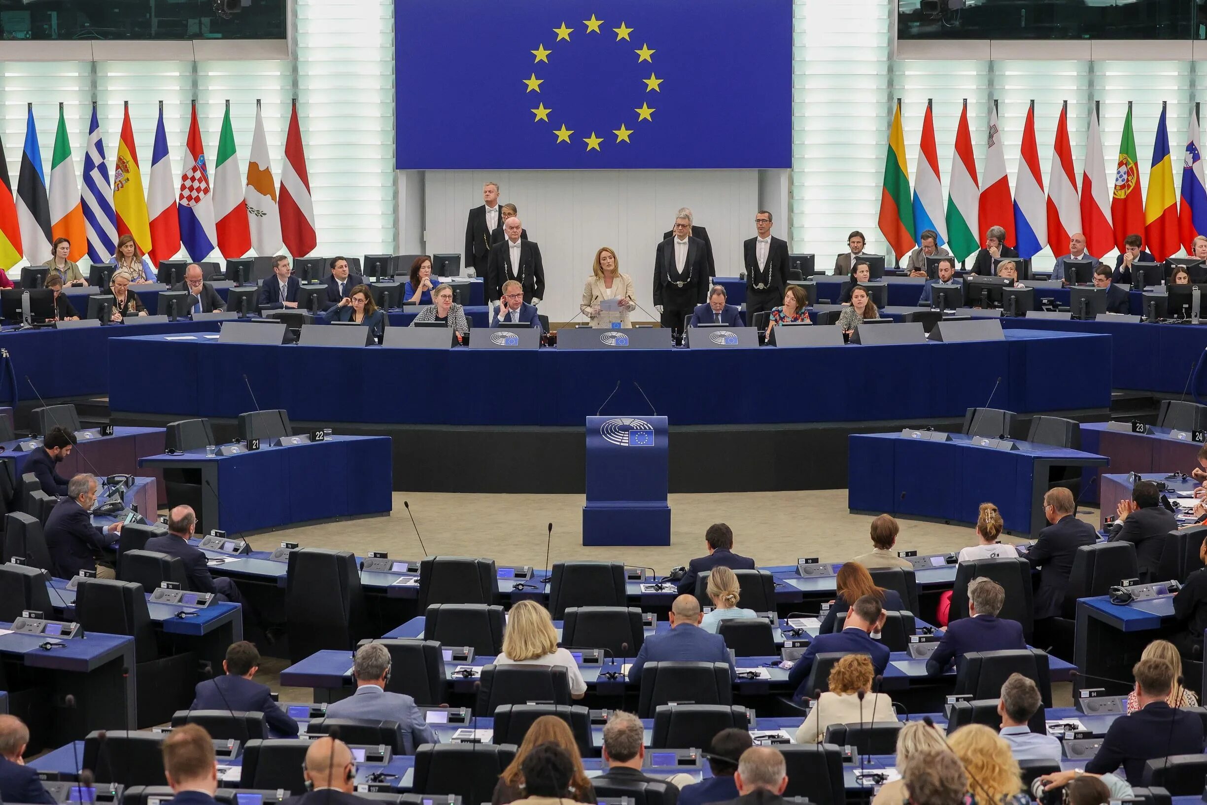Европарламент лица. Европарламент. Женщины в европарламенте. Европарламент венгрия. Европарламент венгрия.