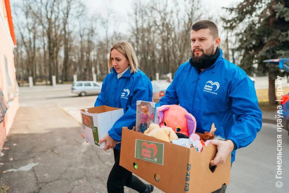 Волонтеры беженцы. Волонтерская помощь беженцам. Волонтеры помогают беженцам. Волонтерство помощь беженцам из Украины. Дети волонтёры помогают беженцам.