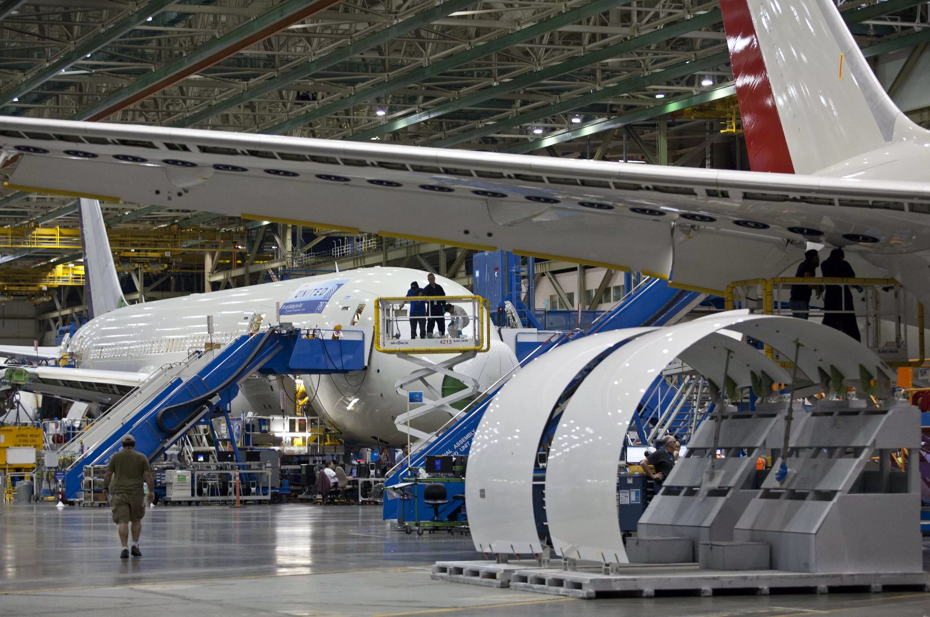 ил 76 ульяновский завод. сборочный цех мс 21. завод авиакор самара. авиационное производство. ил-76мд-90а.