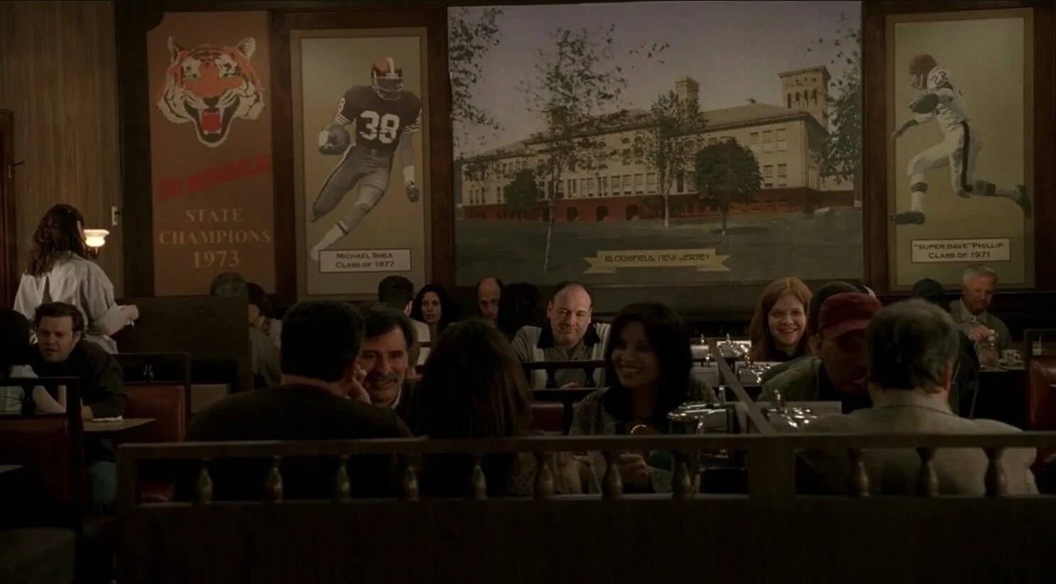 Чем заканчивается сопрано. Сопрано 1999. Сопрано 2007. Сопрано the sopranos 1999 2007. Тони сопрано в кафе.