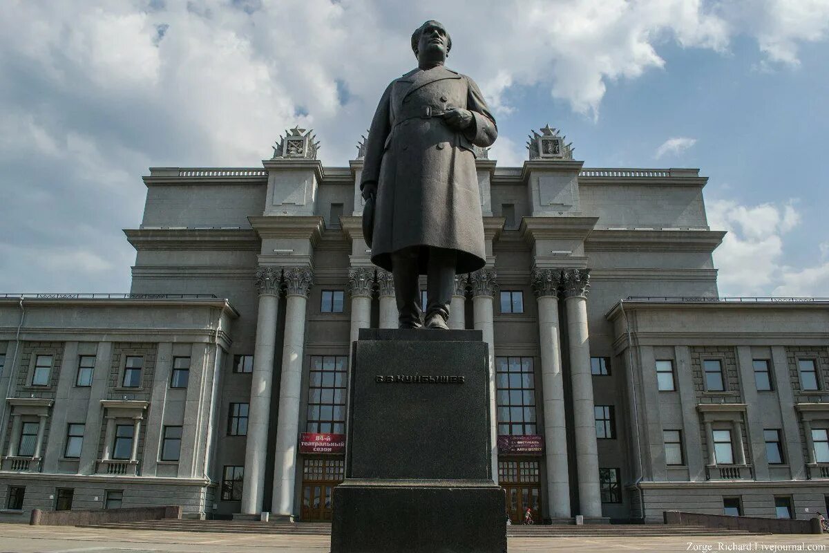 Рядом с куйбышевым. Памятник Куйбышеву Самара. Площадь Куйбышева Самара памятник. Памятник в. в. Куйбышеву памятник в Самаре. Памятник Куйбышеву в Куйбышеве.