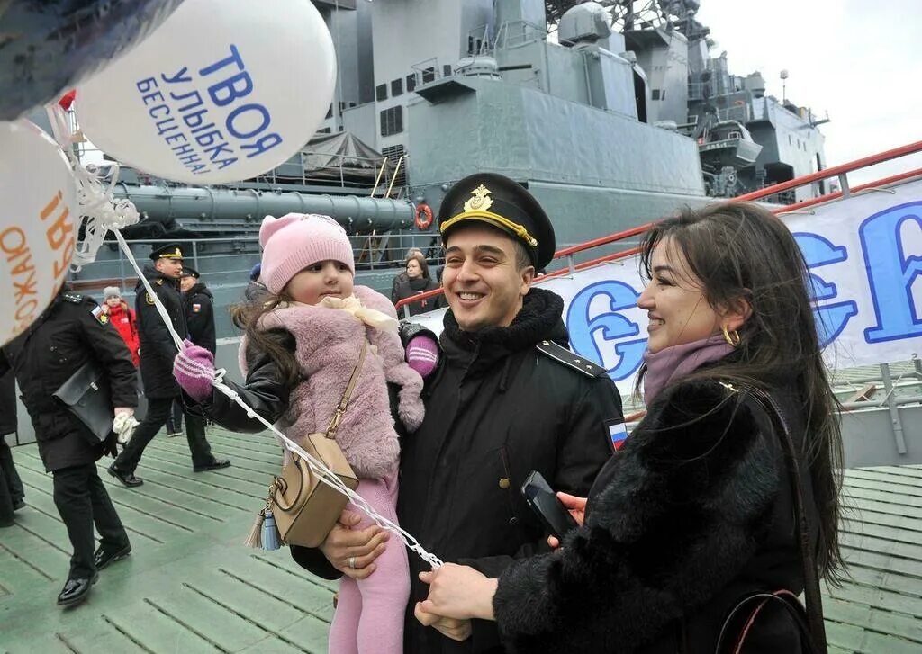 Встреча моряка. Североморск моряки. североморск судьбы моей столица. встречают моряков.