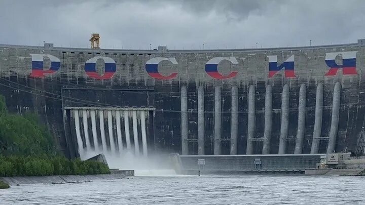 Береговой водосброс саяно-шушенской гэс. Саяногорск шушенская гэс. Шушенская гэс прорыв дамбы. Саяно-шушенская гэс водосброс. Сброс на шушенской гэс.