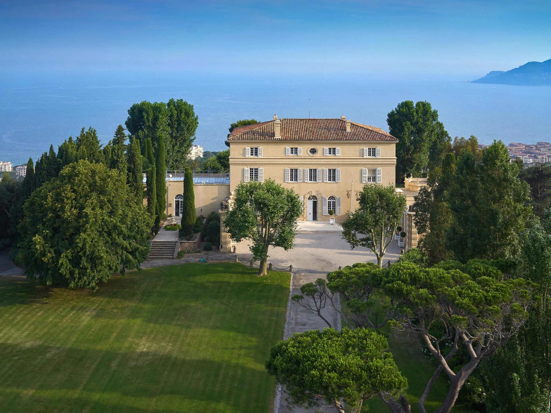 French set. Вилла Chateau de la Croix des gardes. Шато де ла Круа Абрамовича. Особняк Шато де Монако Франция. Вилла Медитеран Канны.