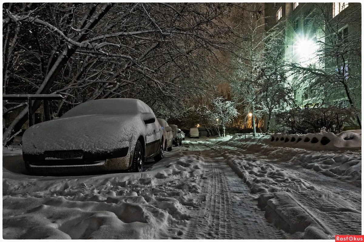 Машины зимой в городе. Машины зимой в городе. Автомобили едут по городу зим. Машины на зимней дороге в городе. Снег на дороге в городе.