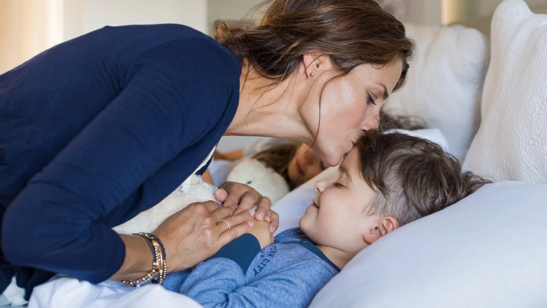 Kid s love. Малыш и мама. Мама укладывает ребенка спать. Мама с ребенком сон. Мама с ребенком перед сном.