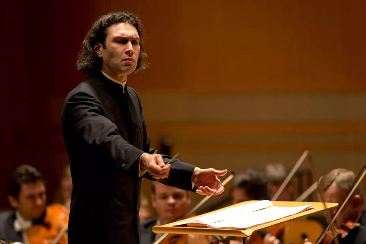 Петр лаул пианист. Музыкальный руководитель. Нозедо. Симфонический оркестр берлинской филармонии. Дмитрий юровский дирижер новосибирск.