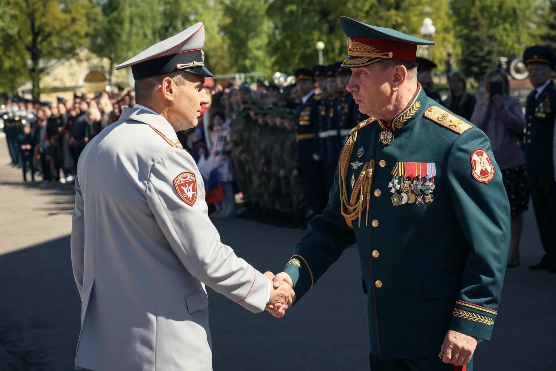 Несколько офицеров