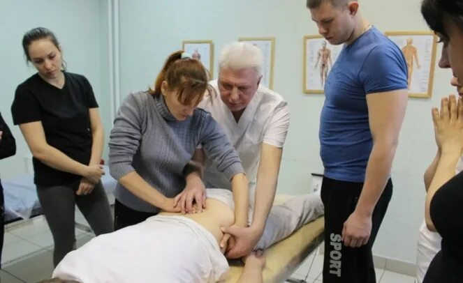 курсы массажа в медицинском колледже. курсы массажа для младенцев. образование массажиста. девушки подростки на массаже. массажист учиться после 9 класса.