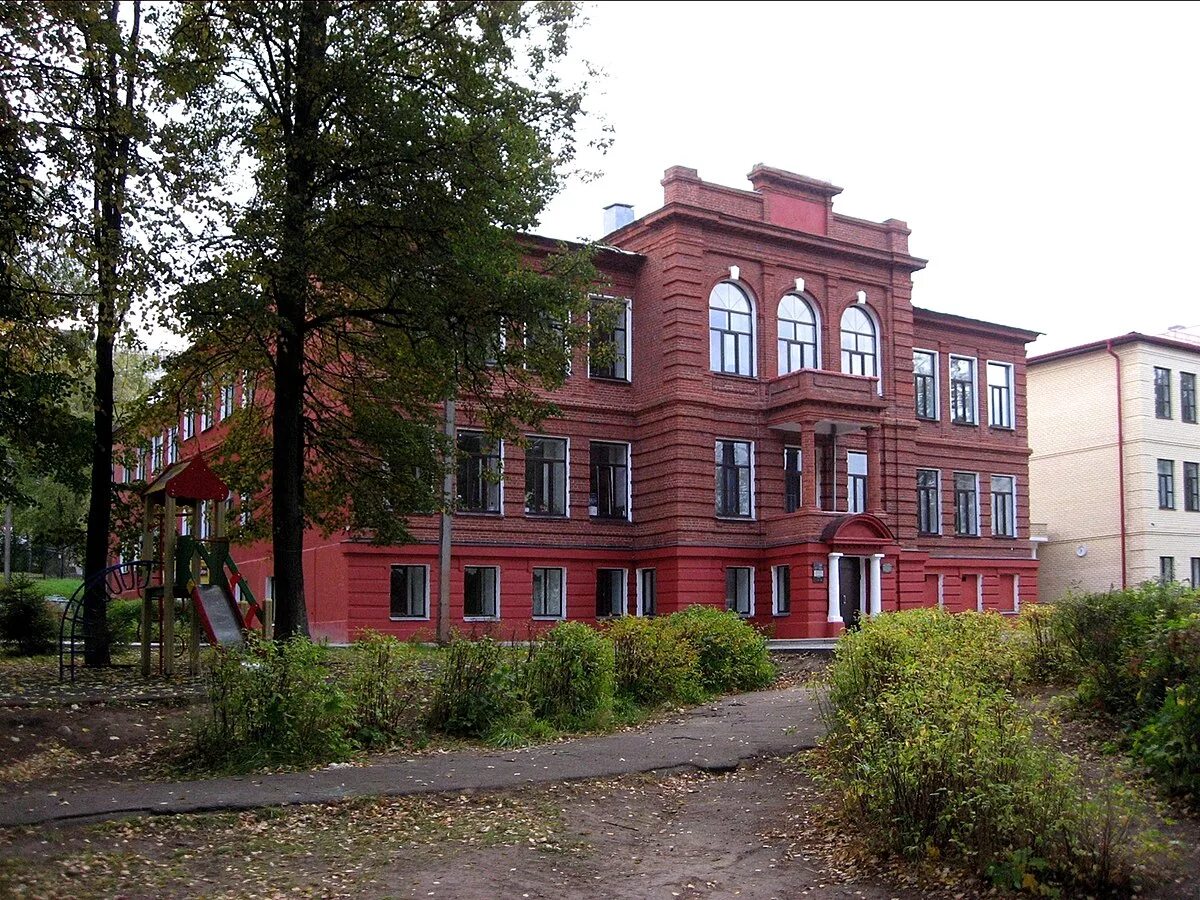 Дмитровская школа 8. Памятник погибшим воспитанникам школы. Школа 8 дмитров. Школа 5 им аверьянова дмитров. Дмитров школьная 12а.