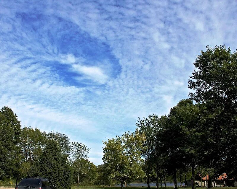 Перистые облака осадки. Эффект Fallstreak. Эффект Fallstreak облака. Перисто Кучевые облака фото. Самые необычные облака фото.