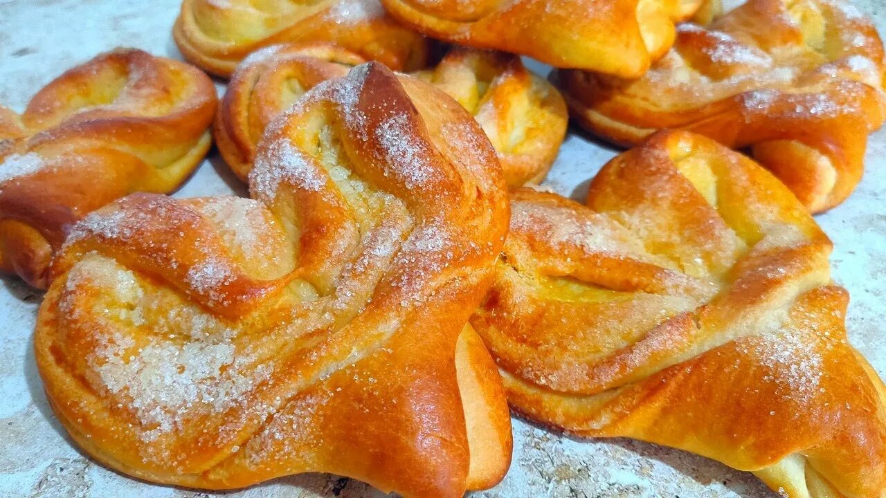 Плюшка. Плюшки с сахаром столовские. Плюшки. Плюшка московская за стеклом. Модная плюшка.