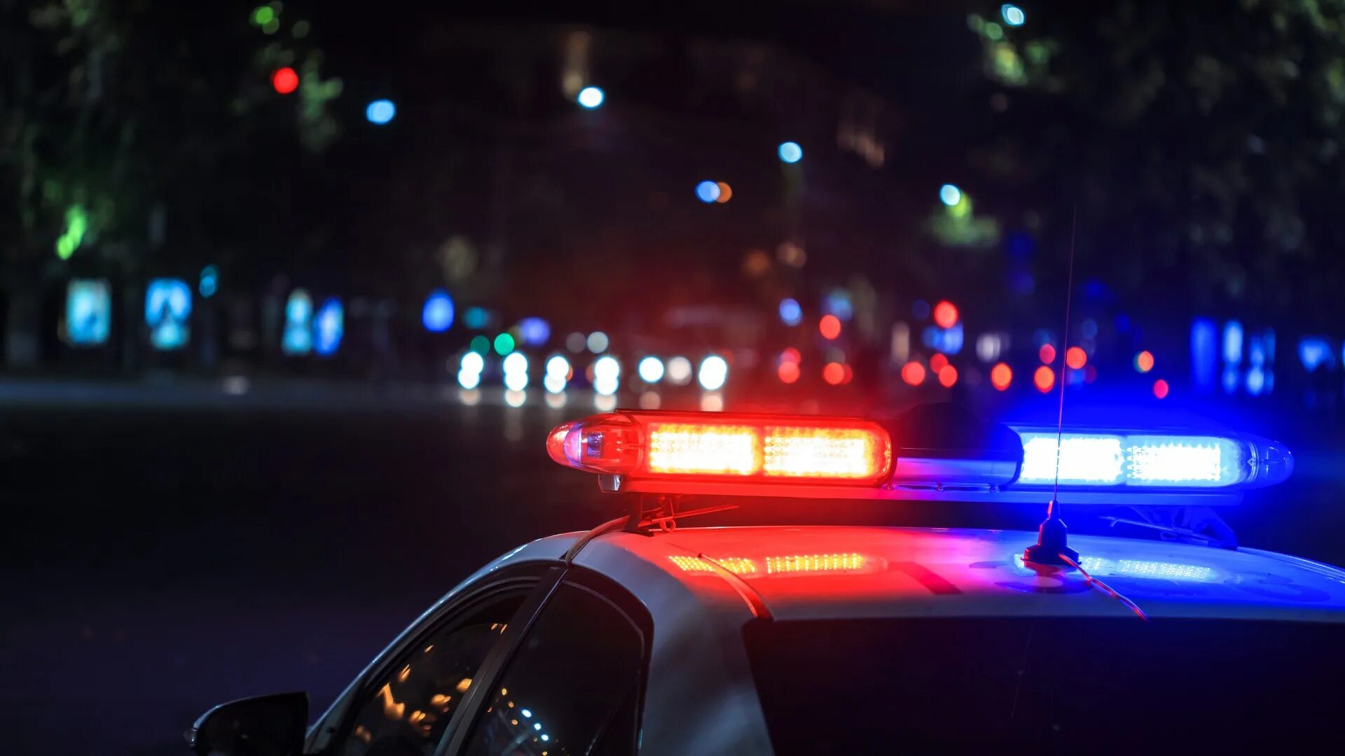 Машина полиции ночью. Полиция ночью с мигалками. Машина полиции ночью. Проблесковые маячки полиции сша. Полицейская машина ночью россия.