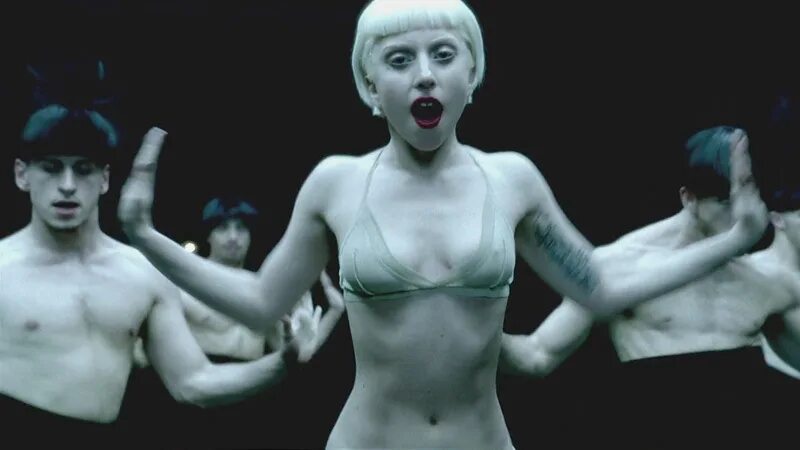 Сиськи Lady Gaga в толпе