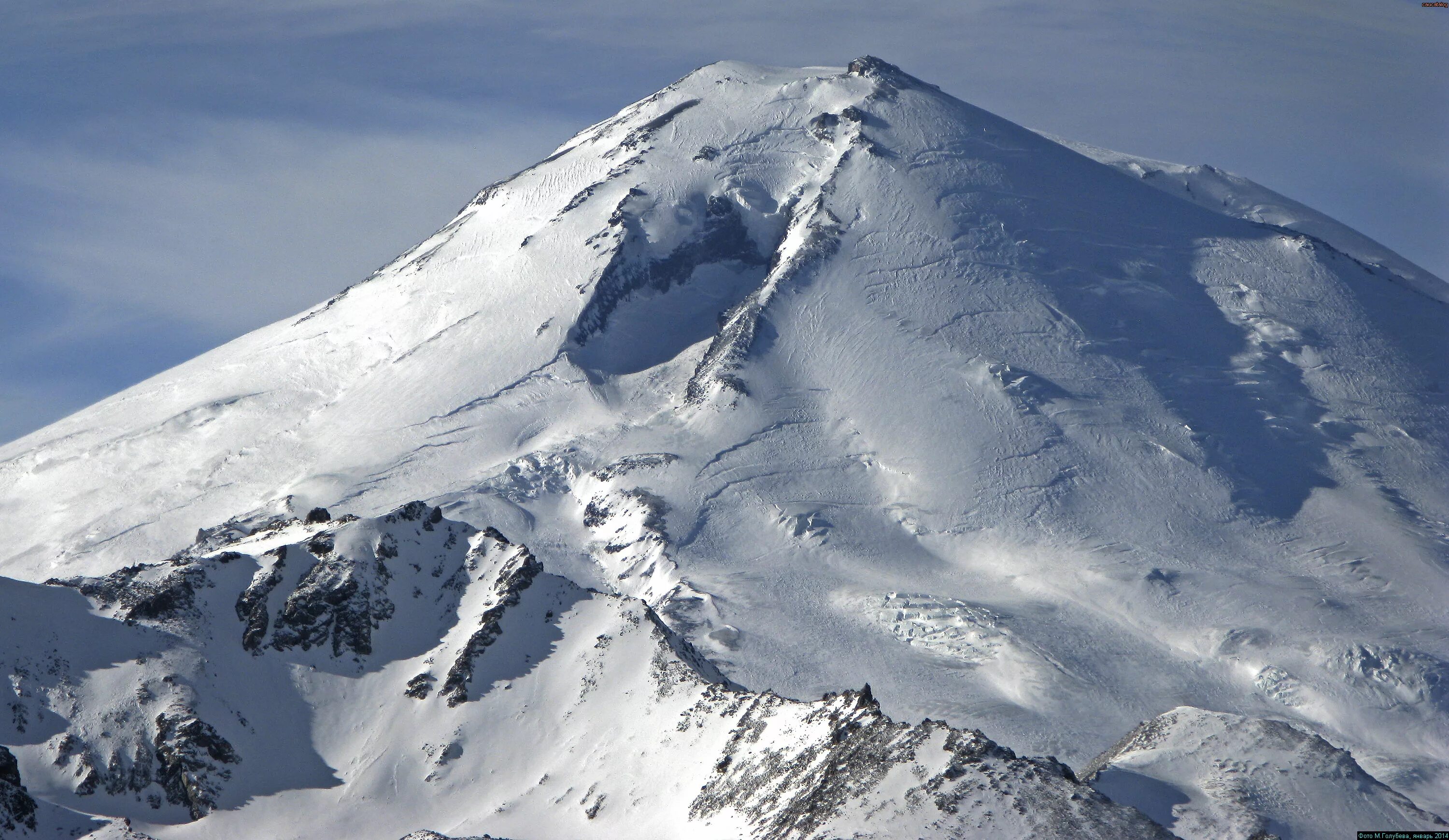 Эльбрус гора вулканы по высоте. Ачкерьякольский ЛАВОВЫЙ поток Эльбрус. Скалы Фрешфильда Эльбрус. Эльбрус вершина. Вершина горы Эльбрус.