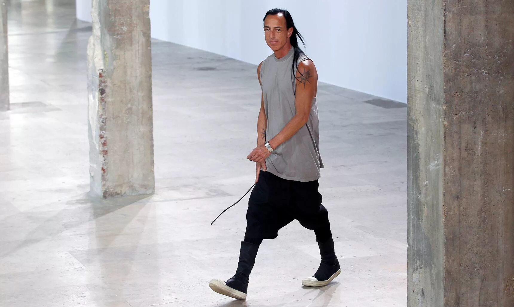 Рик оуэнс кеды. Rick owens ramones кроссовки. Ramones rick owens 2022. Рик оверс. Rick owens ramones кроссовки.