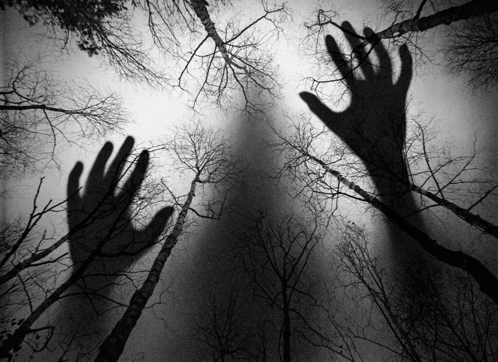 Черная рука ночью. Тень в темноте. Страшный силуэт. Тени руками.