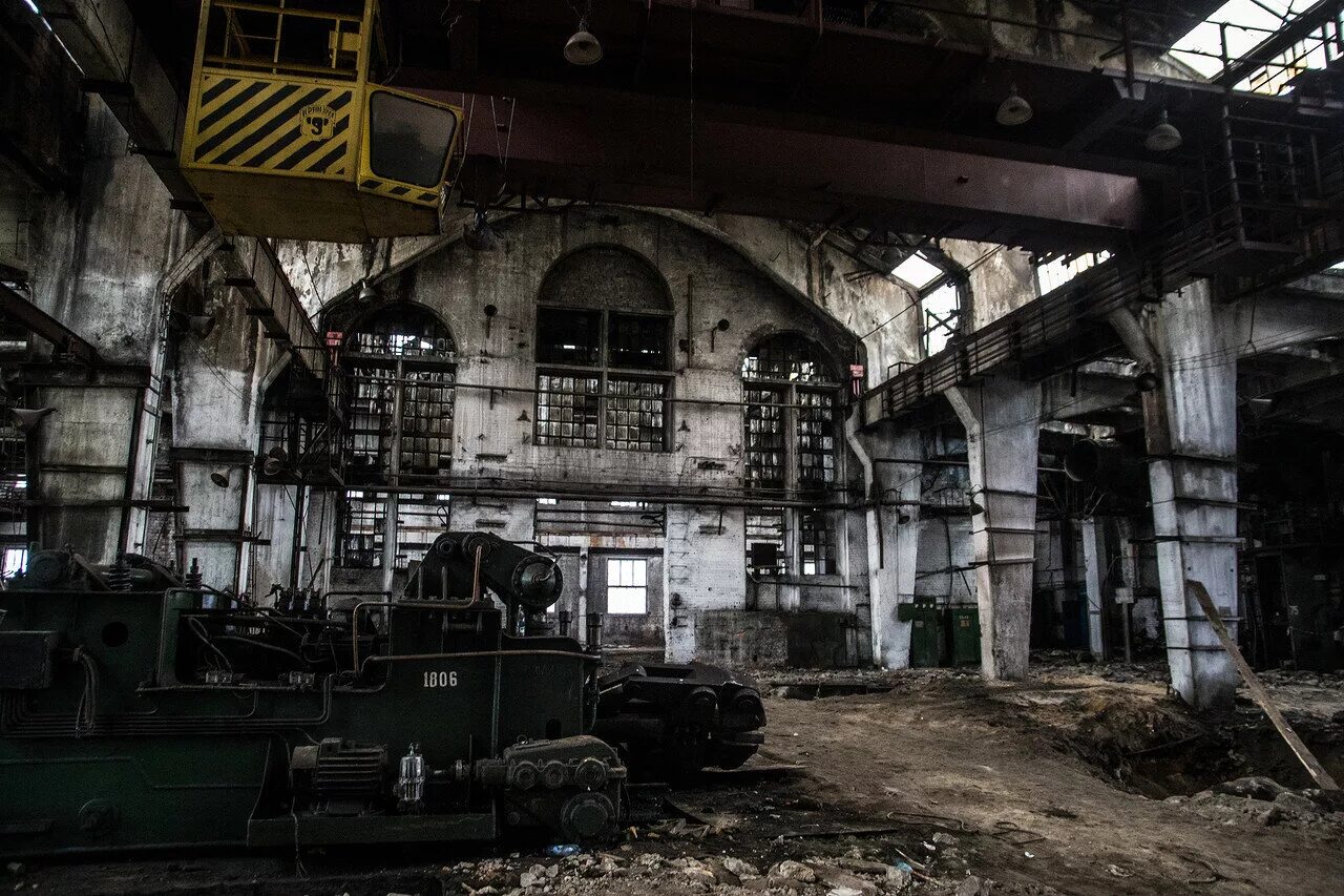Сталелитейный заброшенный завод в белоруссии. Сысерть старый завод. Демидовский завод старый мох. Старинный завод. Заброшенные трубы.