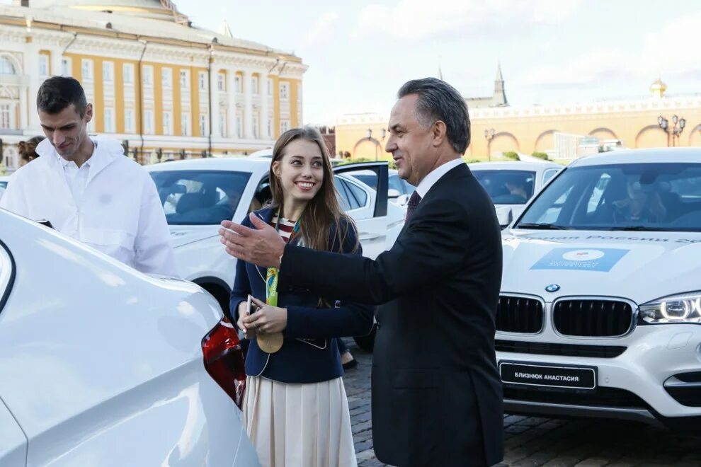 Вручение авто. Вручение олимпийцам автомобилей. Награждение олимпийцев машинами. BMW олимпийцам 2008.