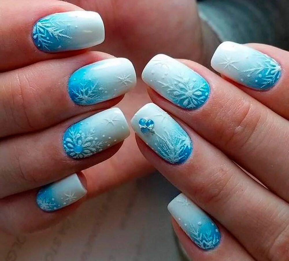 Дизайн ногтей 2023 зима на короткие. Голубые новогодние ногти. Новогодний маникюр голубой. Новогодний маникюр голубой с белым. Зимний маникюр голубого цвета.