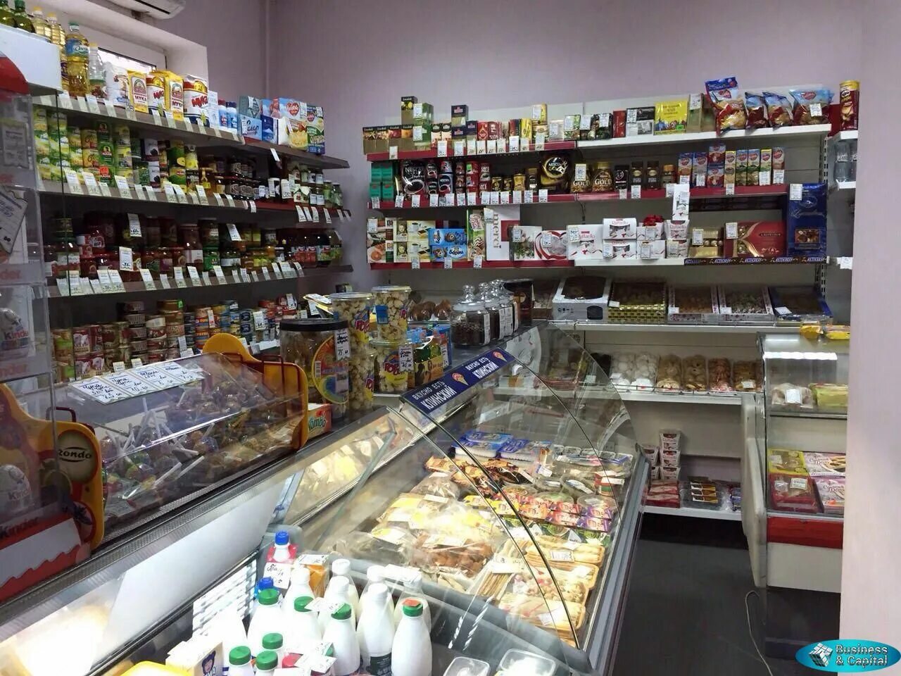 Индивидуальный магазин. Продуктовый магазин. небольшой магазин продуктов. маленький магазин продуктов. небольшой продуктовый магазин.