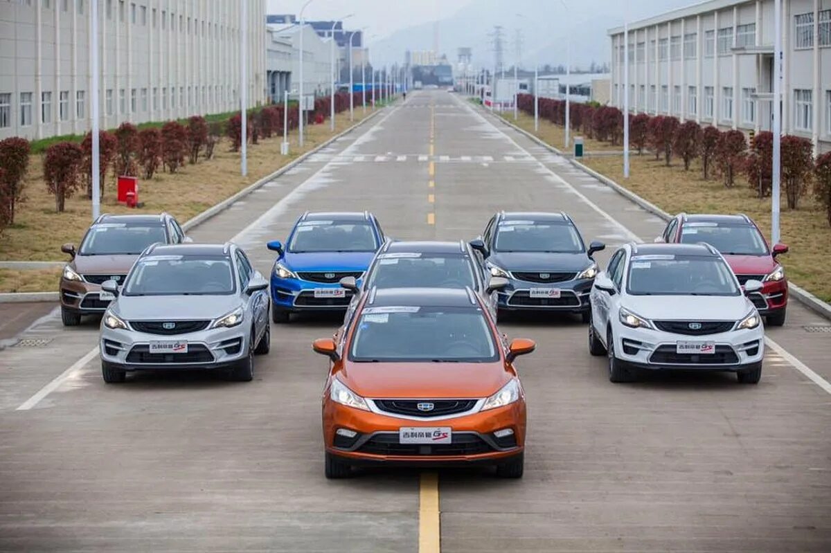 Джили линейка автомобилей 2023. Китайские легковые автомобили. Много автомобилей. Несколько автомобилей.
