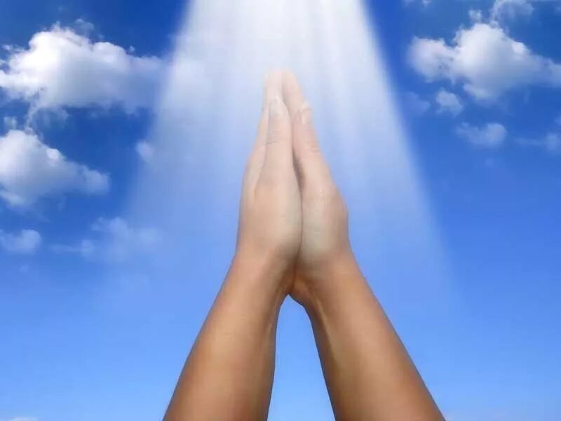 руки в молитве. человек молится богу. человек молится богу. руки молящегося и небо. молитва руки небо.