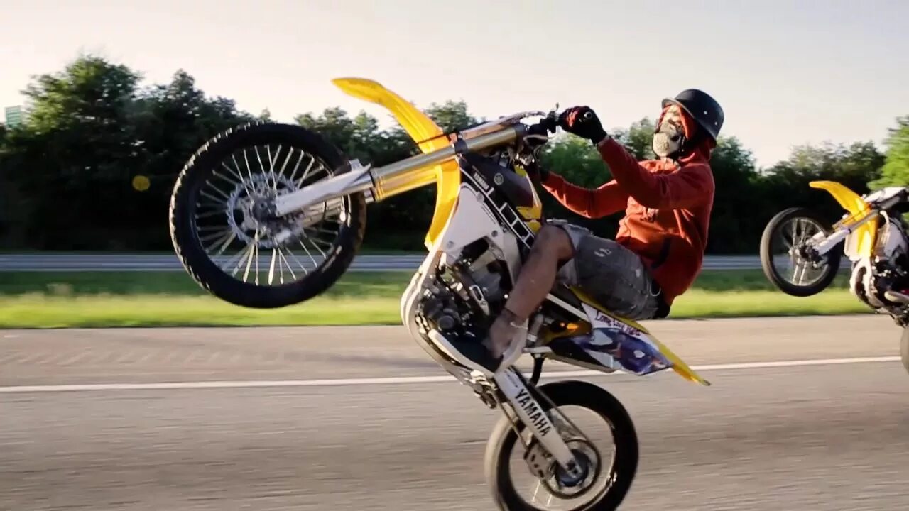 Байк лайф. Стант MXBIKES. Yamaha YZ Wheelie in City bikelife.