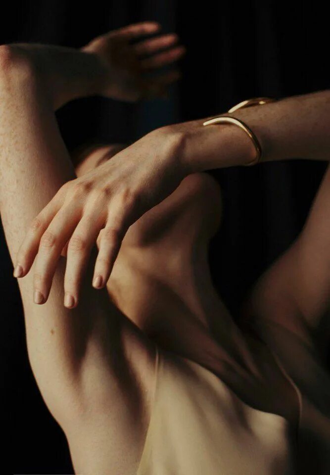 Бывший обнимает телом. Женская рука. Мужская и женская рука. Рука девушки. Объятия руки.