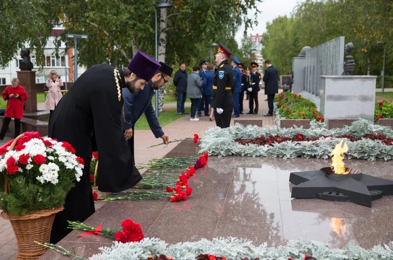 Песня в память о теракте в крокусе. Мемориал славы Сургут. Памятники жертвам терроризма. День памяти.