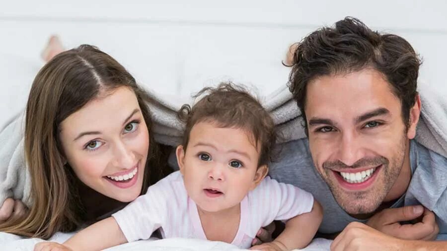 Родители и дети изменчивость. The Baby and the couple. Ребенок будет похож на первого мужчину женщины. Ребенок светлый мама темная папа.