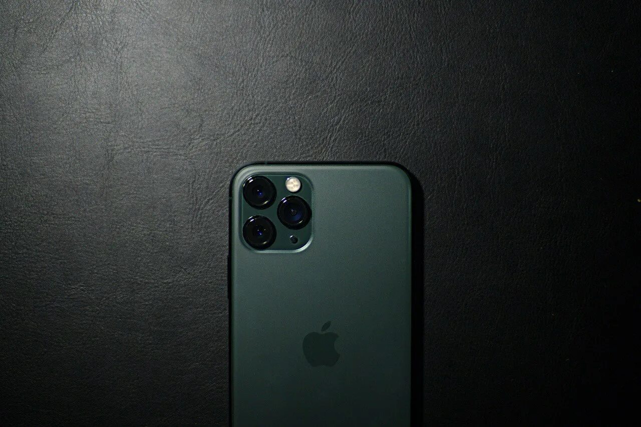 Айфон 11 про черный. 11. Обои та айфон 11 затемнённые минимальстичные. Iphone picture.