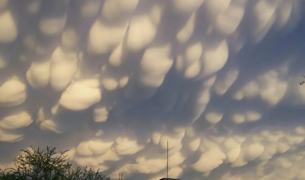 Круглые облака. Странные облака. Слоисто дождевые облака. Облака mammatus. Кумулус мамматус.
