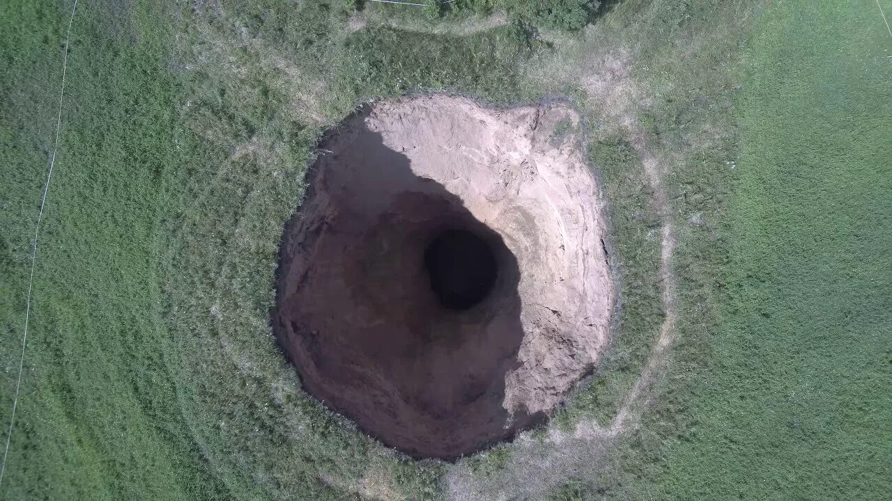 Дырка фото. Карстовые воронки Нижегородская область. Карстовый провал в Шатковском районе Нижегородской области. Карстовый провал в Неледино. Провал в Нижегородской области с Неледино.