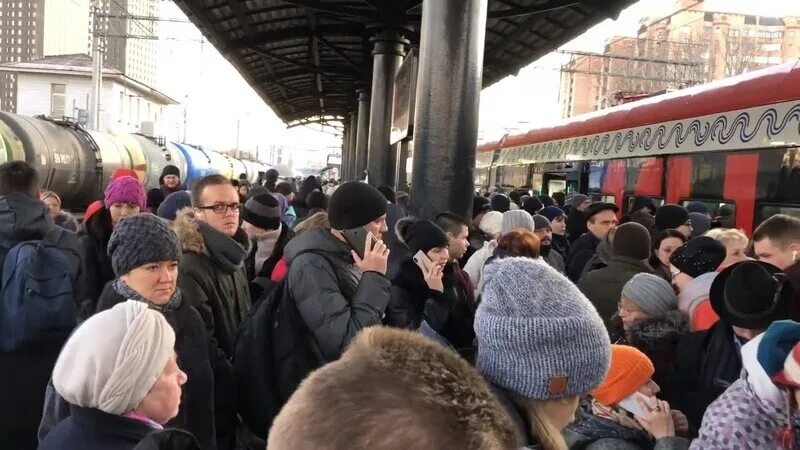 Почему задержали поезд. Ярославский вокзал час пик. Электричка в час пик. Московская станция час пик. Ярославский вокзал час пик платформа.