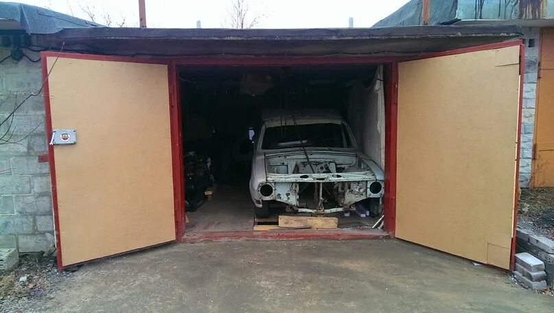 Проем гаража. Утеплить ворота гаража. Обшить ворота в гараже. Утепление гаражных ворот.