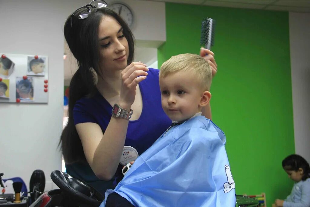 Barbers 4. Barbers 4 Kids Ростов. Парикмахер для детей. Стрижка детей в парикмахерской. Детские прически для салона красоты.