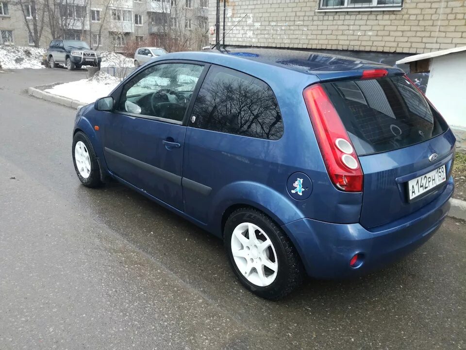 Ford fiesta разболтовка. Ford fiesta mk5 диски. Разболтовка форд фиеста. Ford fiesta mk5 r16. 6 2001.