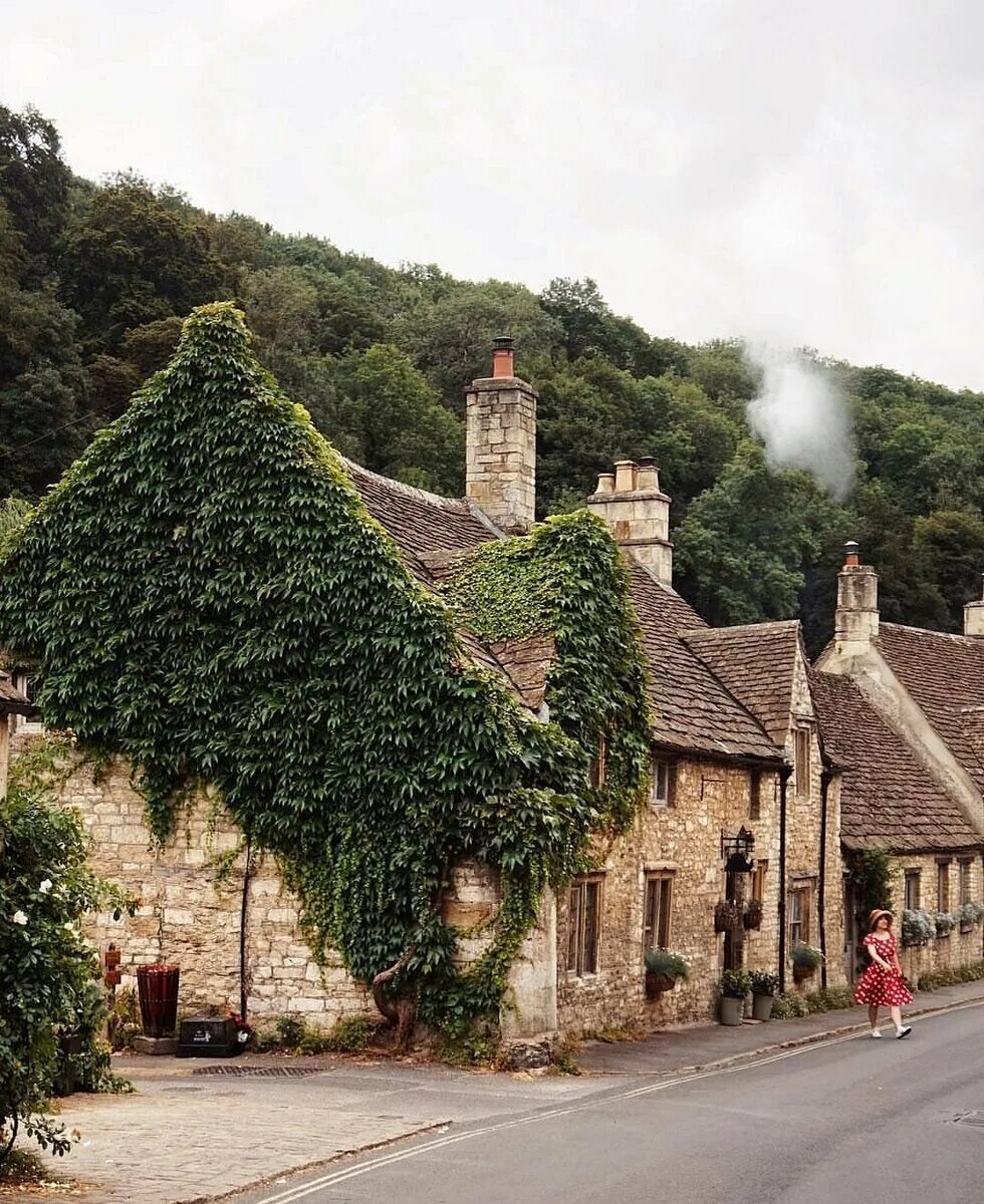 Англия деревня Castle Combe. Деревня Касл комб Англия. Графство Уилтшир. Великобритания, Англия, графство Сомерсет. Заколдованная деревня