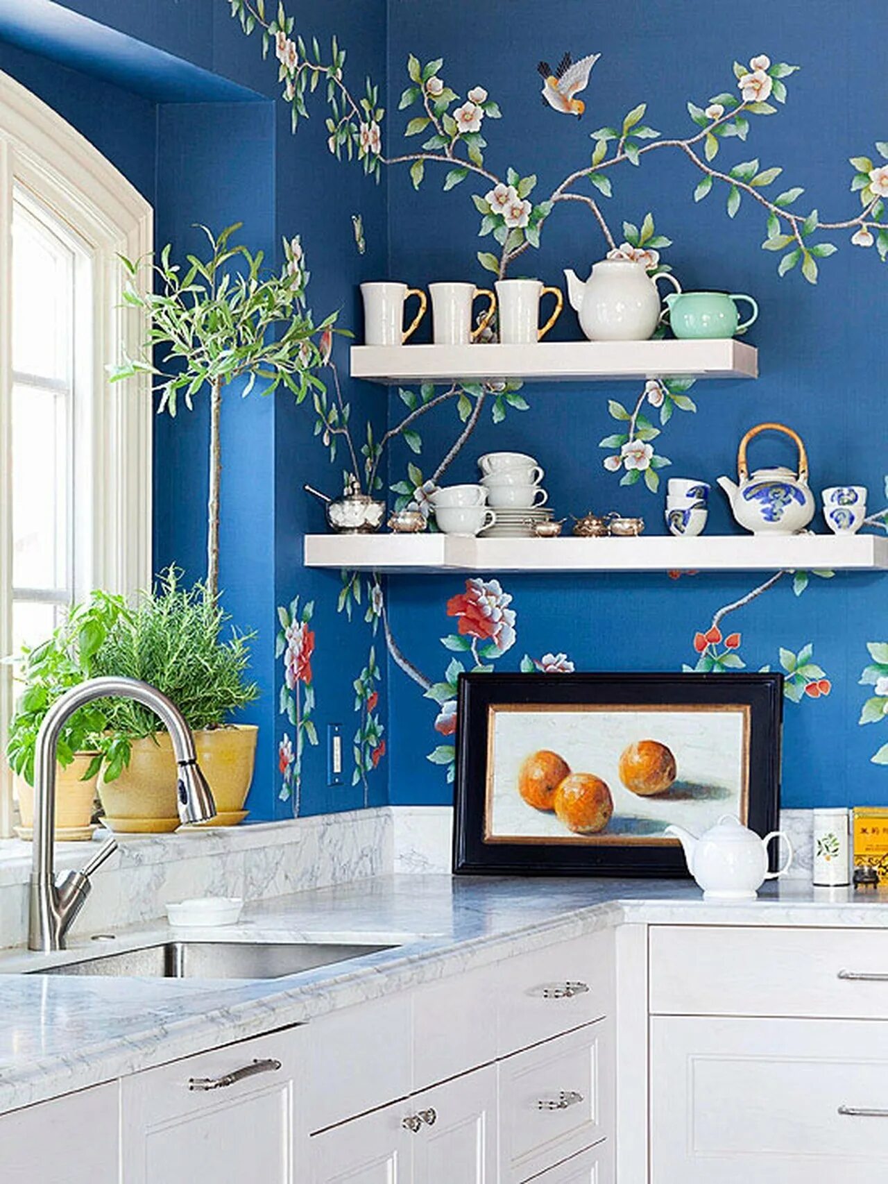 Как украсить кухонный. Декор для кухни. Стены на кухне. Декор стены на кухне. Голубые стены на кухне.