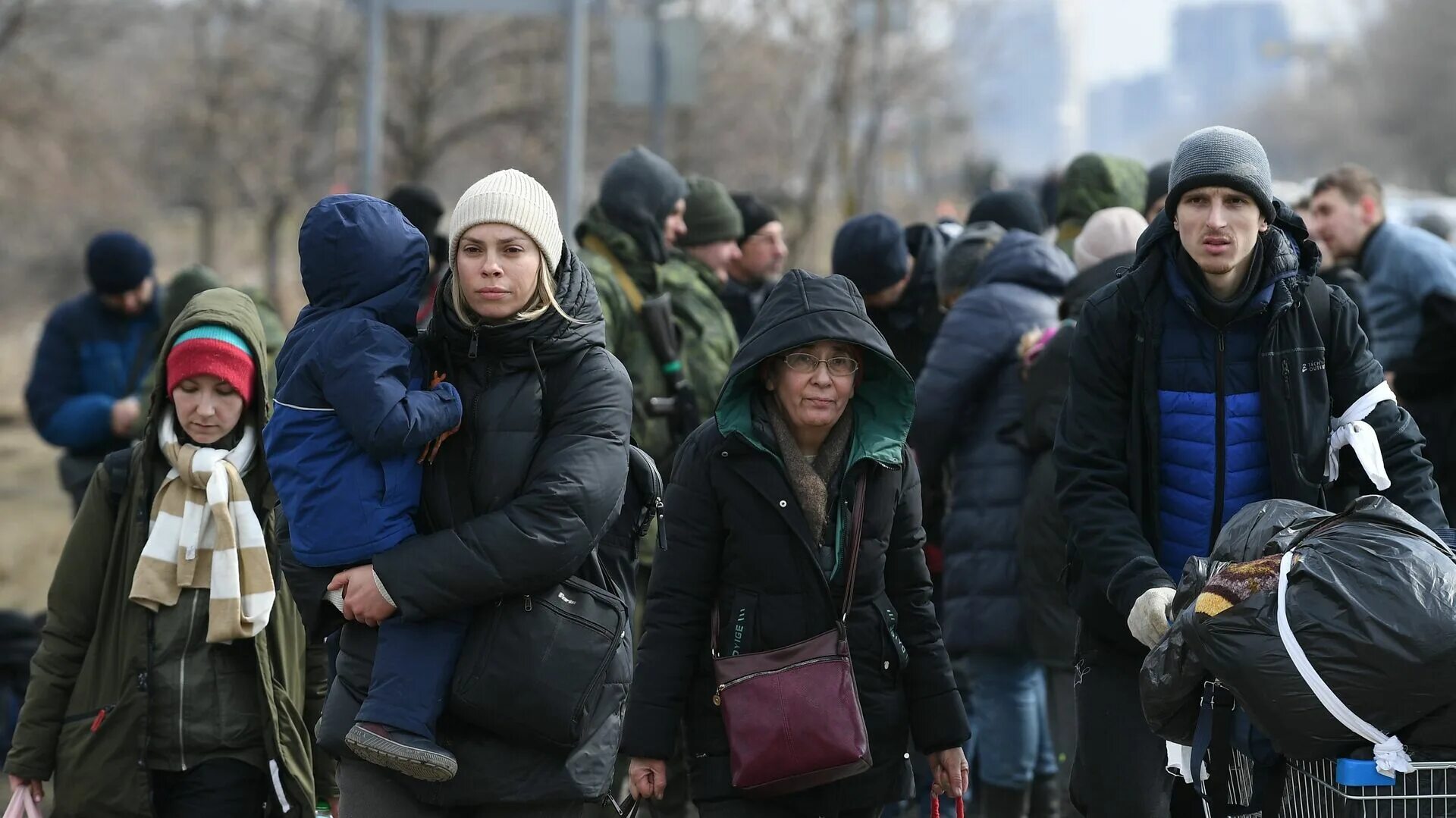 Беженцы с Украины. Россия человек. Беженцы из Украины в Россию. Мигранты в России.