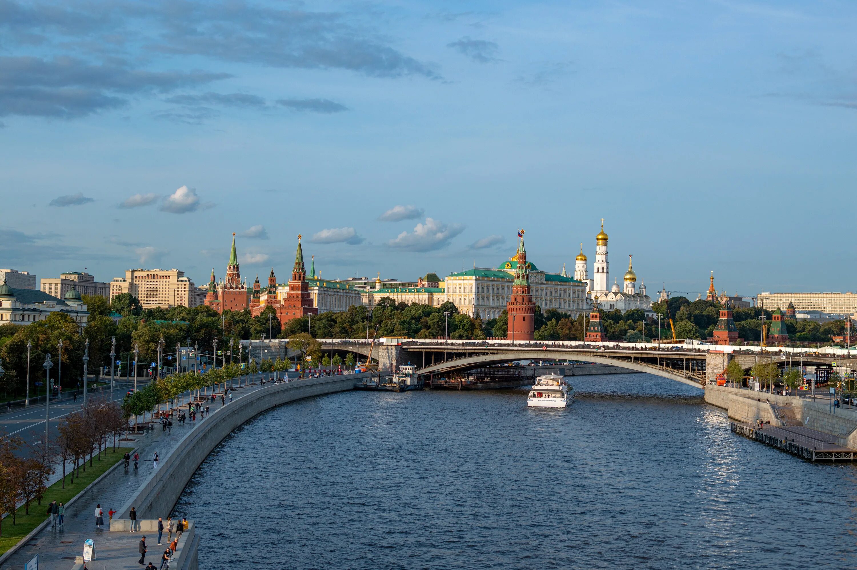 Страна меньше москвы. Реки Москвы. Москва Кремль Москва река. Мост на Москве реке у Кремля. Кремлевская набережная Москва.