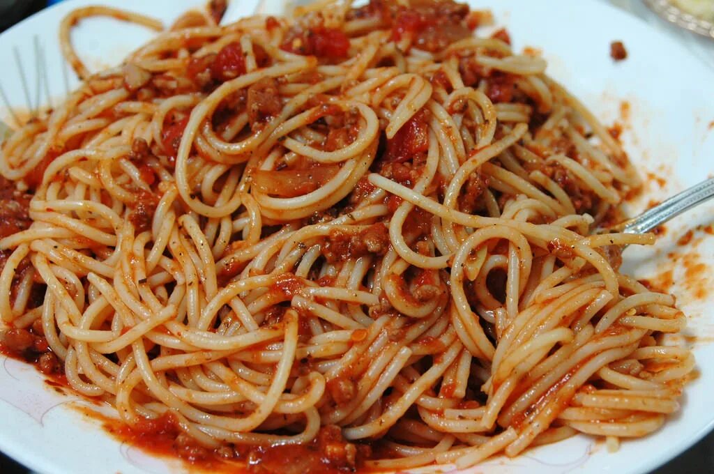 Макароны с домашним фаршем. Спагетти с фаршем. Спагетти с фаршем и томатной пастой. Жареные спагетти. Спагетти с фаршем в томатном соусе.