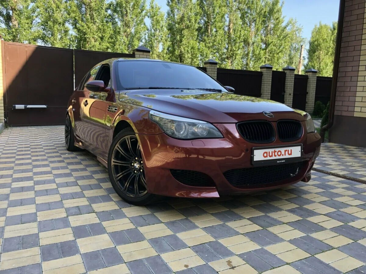 Https auto ru bmw. BMW 5 e60 бордовая. БМВ м5 е60 бордовая. BMW m5 бронзовая. BMW m5 e60 бордовая.