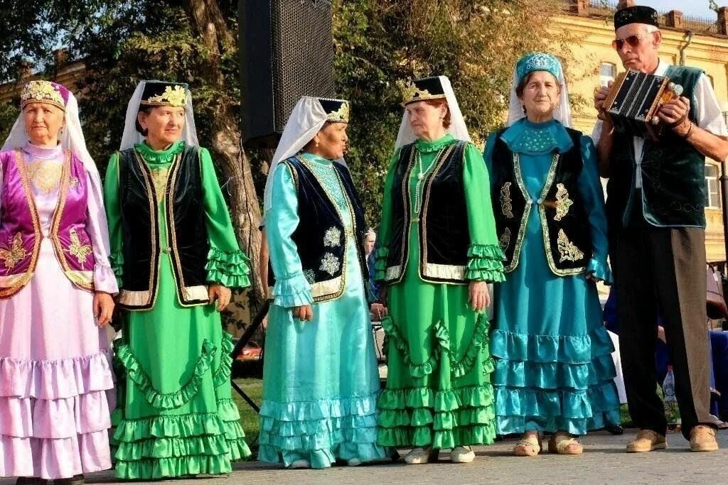 Национальная одежда казанских татаров. Национальная одежда казанских татаров. Национальный костюм татаров крыма. Народный национальный костюм татаров. Народный национальный костюм татаров.